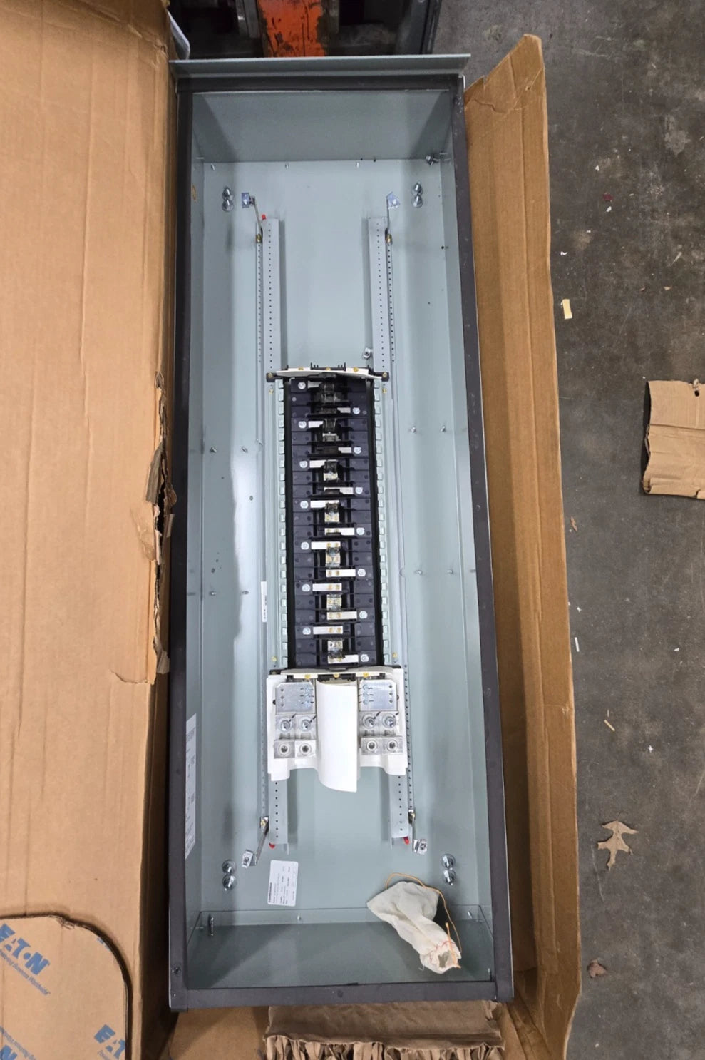 Eaton PRL2X Panelboard 400A 480/277V 3PH 4W MLO Panel 400 Amp 42 Cir 3R Encl New New