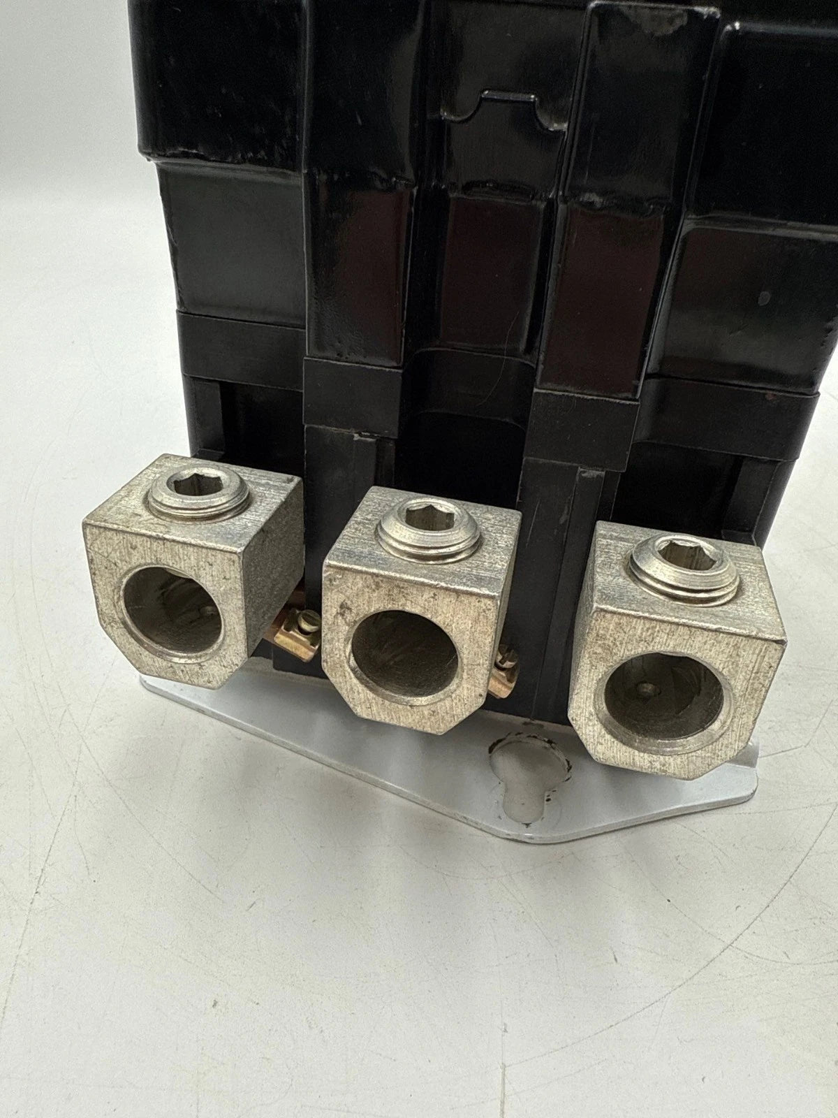 Sq D 8903SV011 Lighting Contactor Coil 110/120V 200A 3P 600V Mechanically Held Used