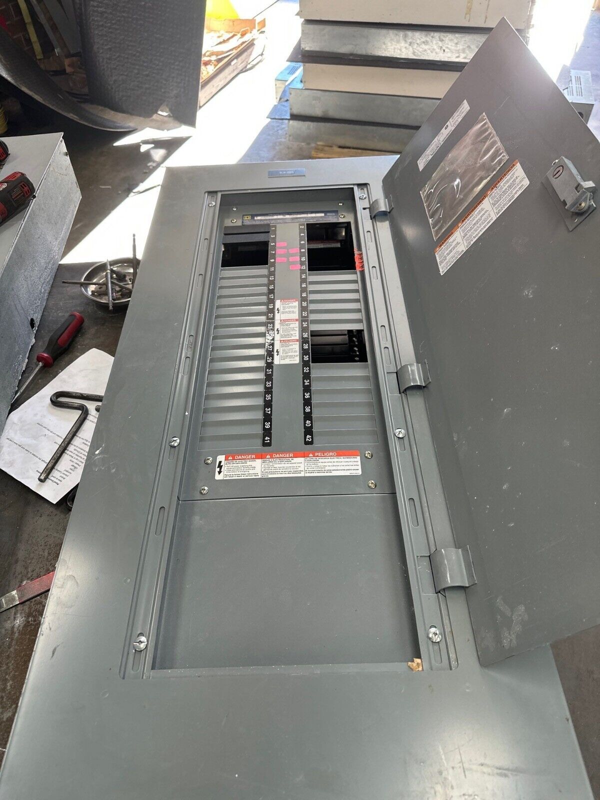 Square D NF MLO Panelboard 250A 600V 3PH 4W 42 Cir Main Lug Panel Indoor Encl P384 Used