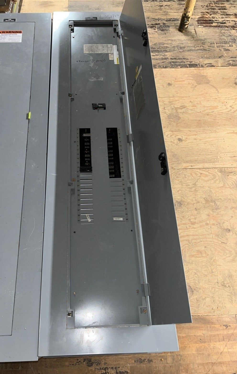 GE AEF3424MBX Panelboard 400A 3PH 480/277V 4W Indoor Encl 42Cir SFHA36AT0250 MLO P584 Used