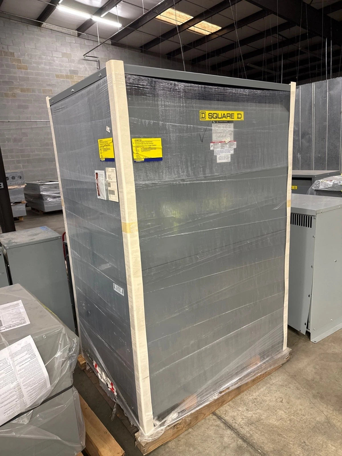 500KVA Square D EE500T76H Transformer Pri 480V Sec 480/277V 3PH Indoor Encl New