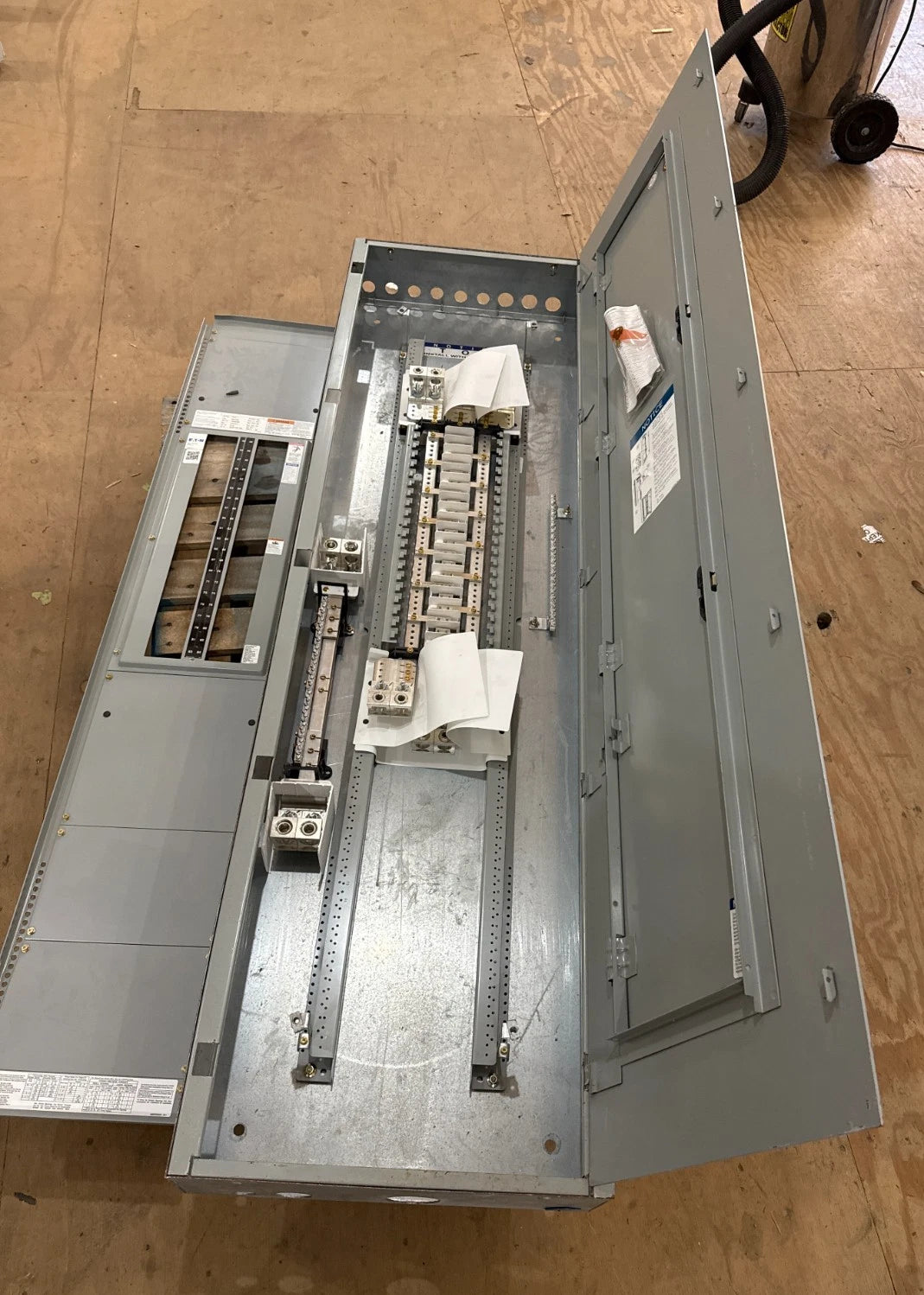 Eaton PRL1A Pow-R-Line Panelboard 400A 208/120V 3PH 4W MLO Panel 400 Amp 42 Cir Used