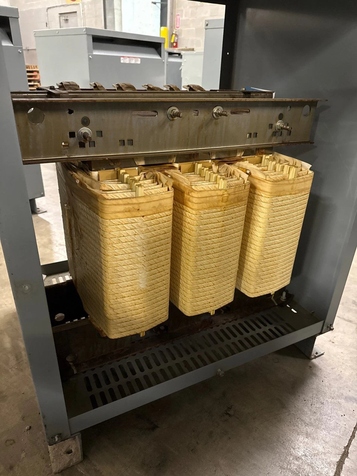 112.5KVA Square D EE112T3H Transformer 3PH Pri 480V Sec 208Y/120V Indoor T281 Used