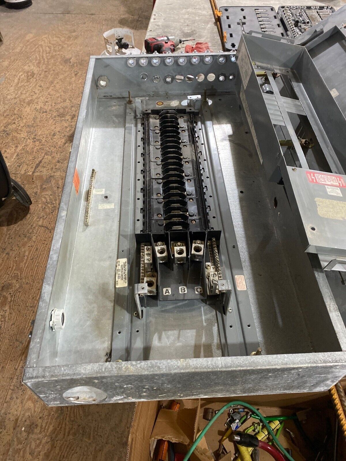 Square D NEHB Panelboard 225A 480/277V 3PH 4W Indoor Encl 42 Cir Main Lug MLO P654 Used