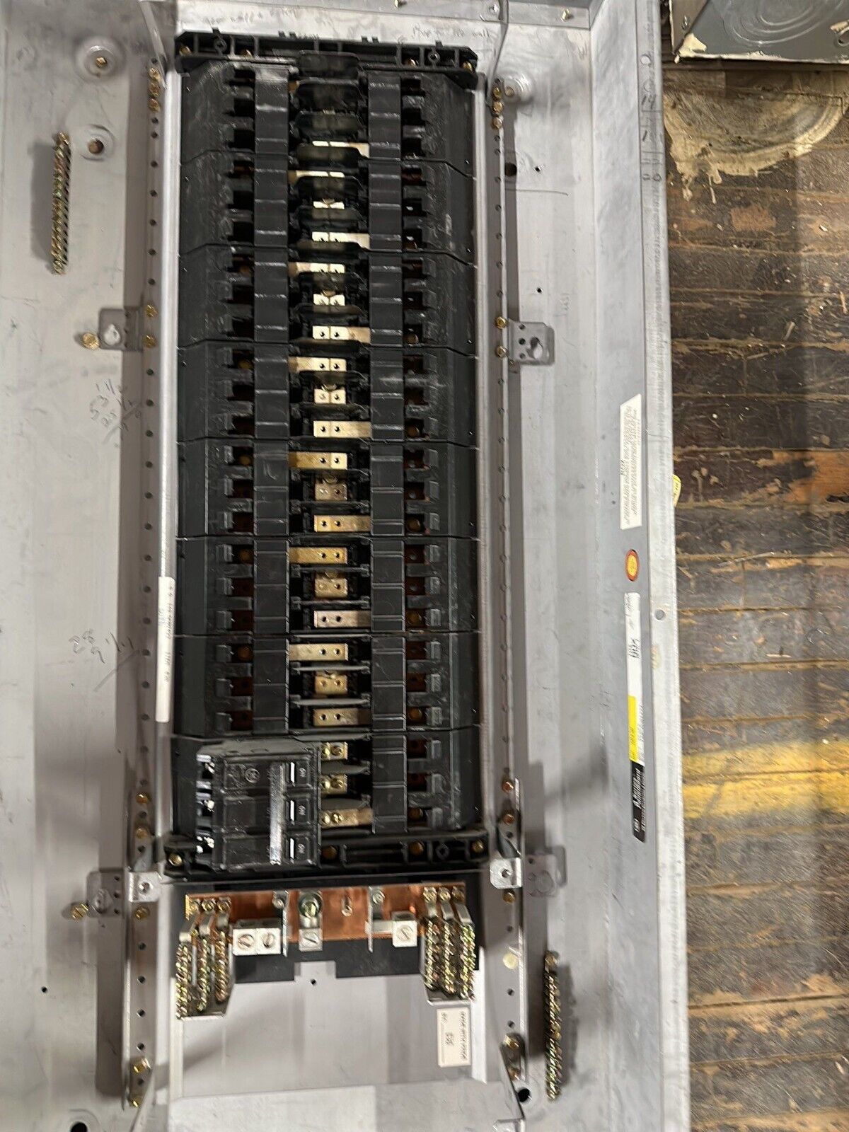 GE AQF3421ABX Panelboard 125A 208Y/120V 3PH 4W 42 CIR MCB Main THQB32100 Indoor P013 Used