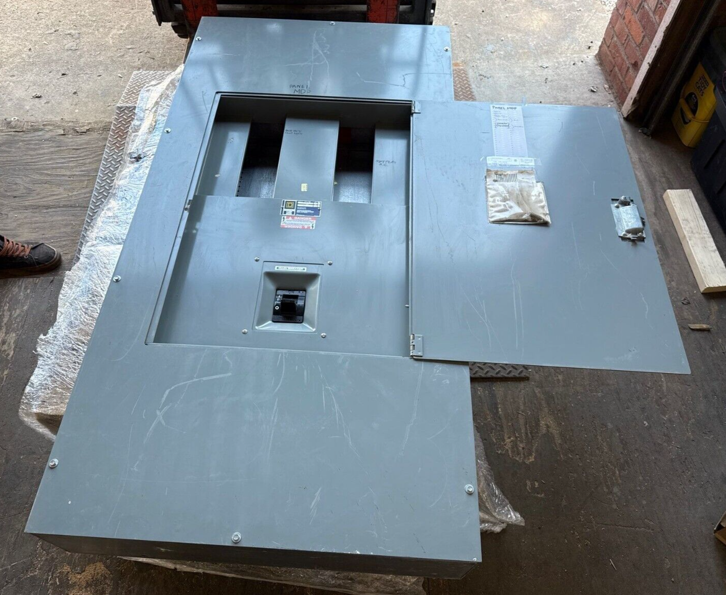 Square D I-Line Circuit Breaker 400A 480/277V 3PH 4W 18 Space MCB Main LA36400 Used