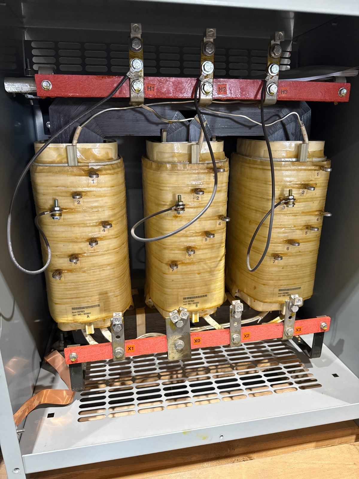 30 KVA Hammond 237923 Transformer Pri 550V Sec 480/277V 3PH 3R Encl New