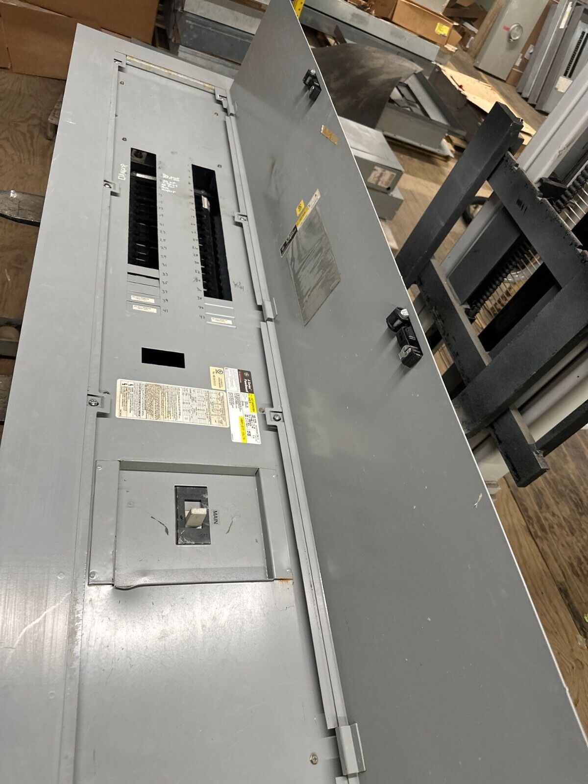 GE AEF3424DBX Panelboard 400A 480Y/277V 3PH 4W 42 Cir Indoor Encl MCB 400 Amp P311 Used