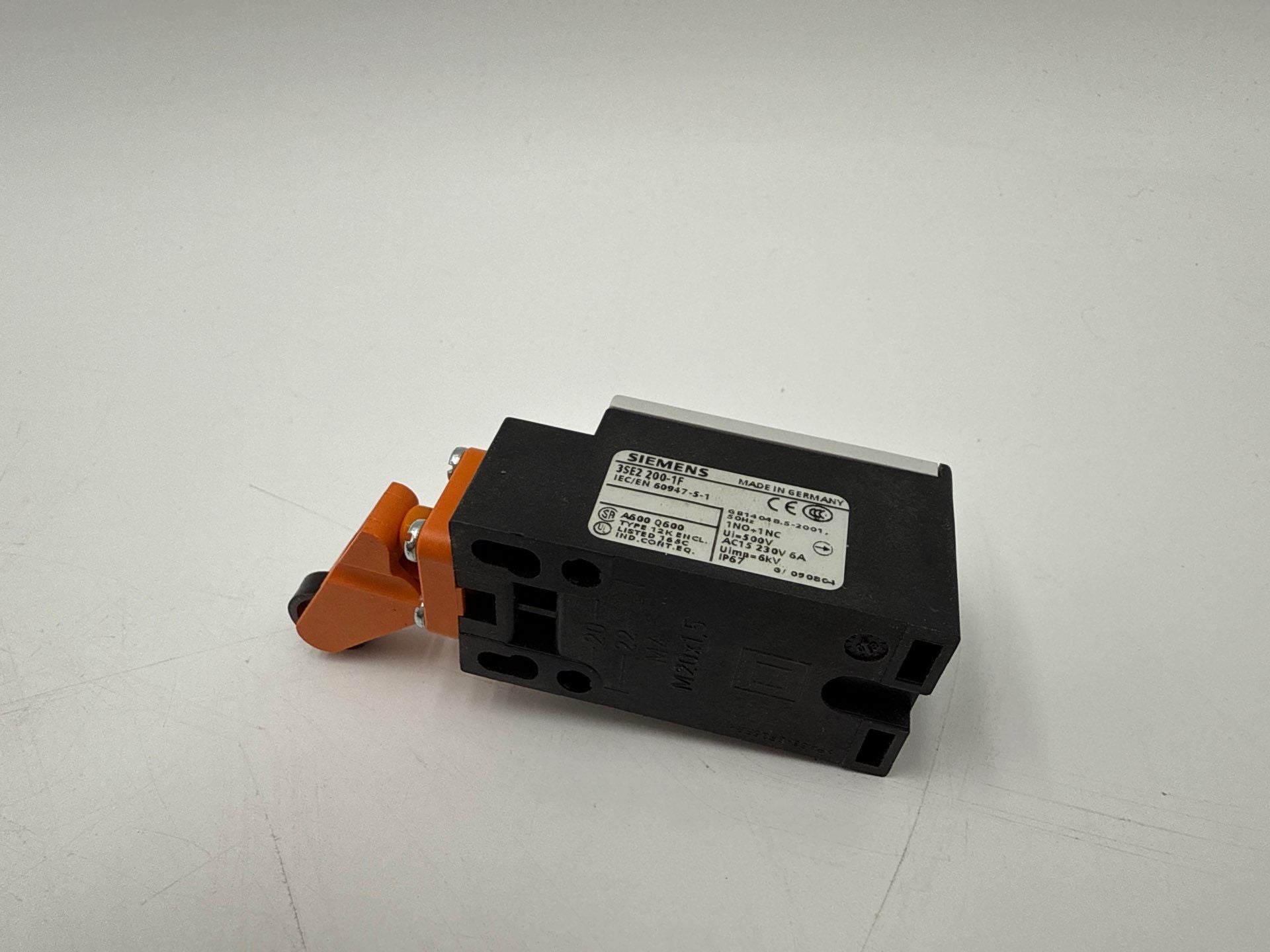 Siemens 3SE2-200-1F Angular Roller Snap Action Limit Switch 6A 230V New