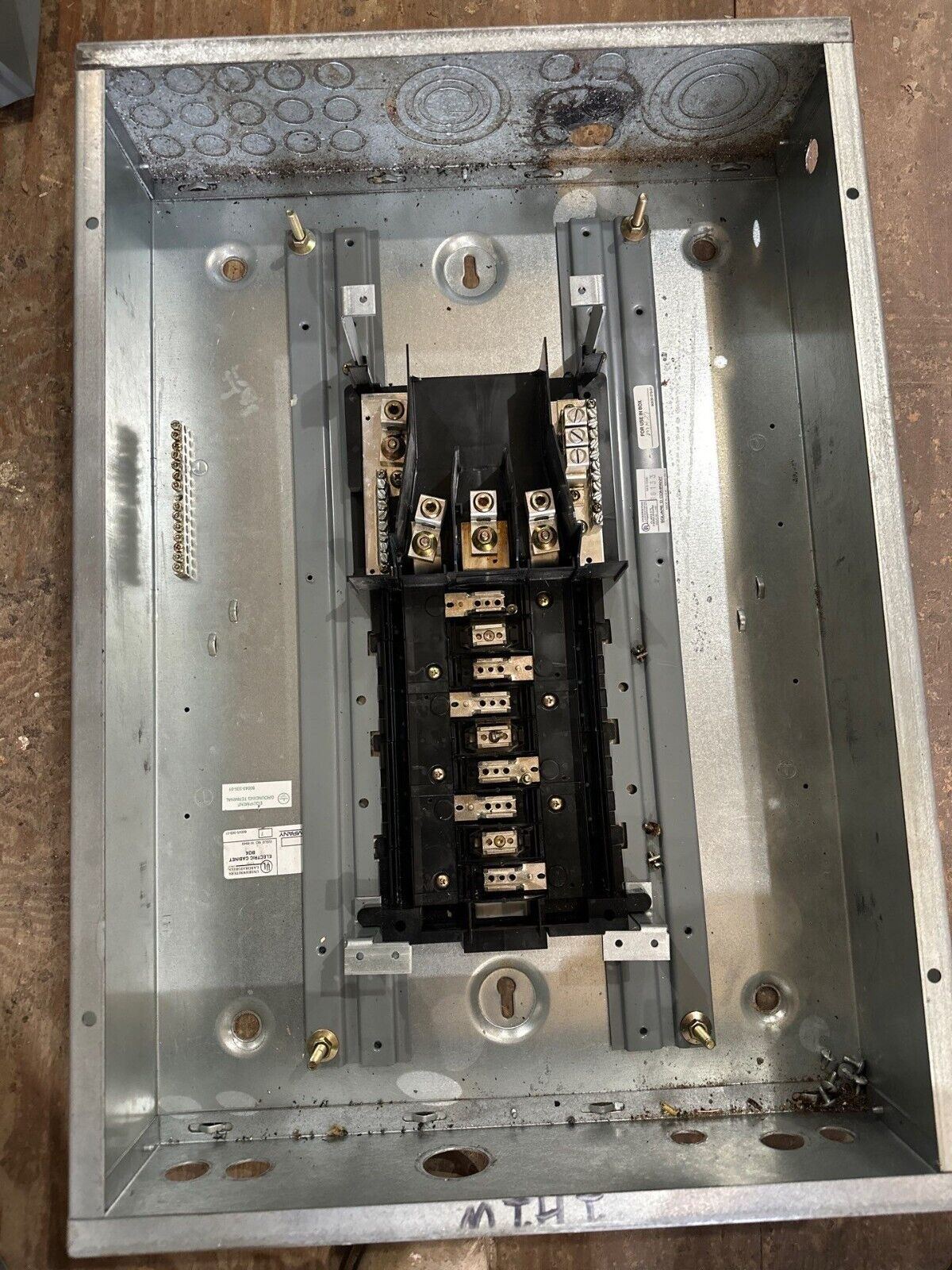 Square D NEHB Panelboard 125A 480Y/277V 3PH 4W Indoor Encl 18 Cir MLO Main Lug P482 Used