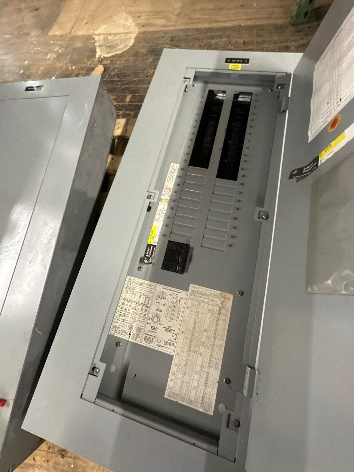 GE AQF3421ABX Panelboard 125A 208Y/120V 3PH 42 CIR Indoor Main THQB32100 MCB P028 Used