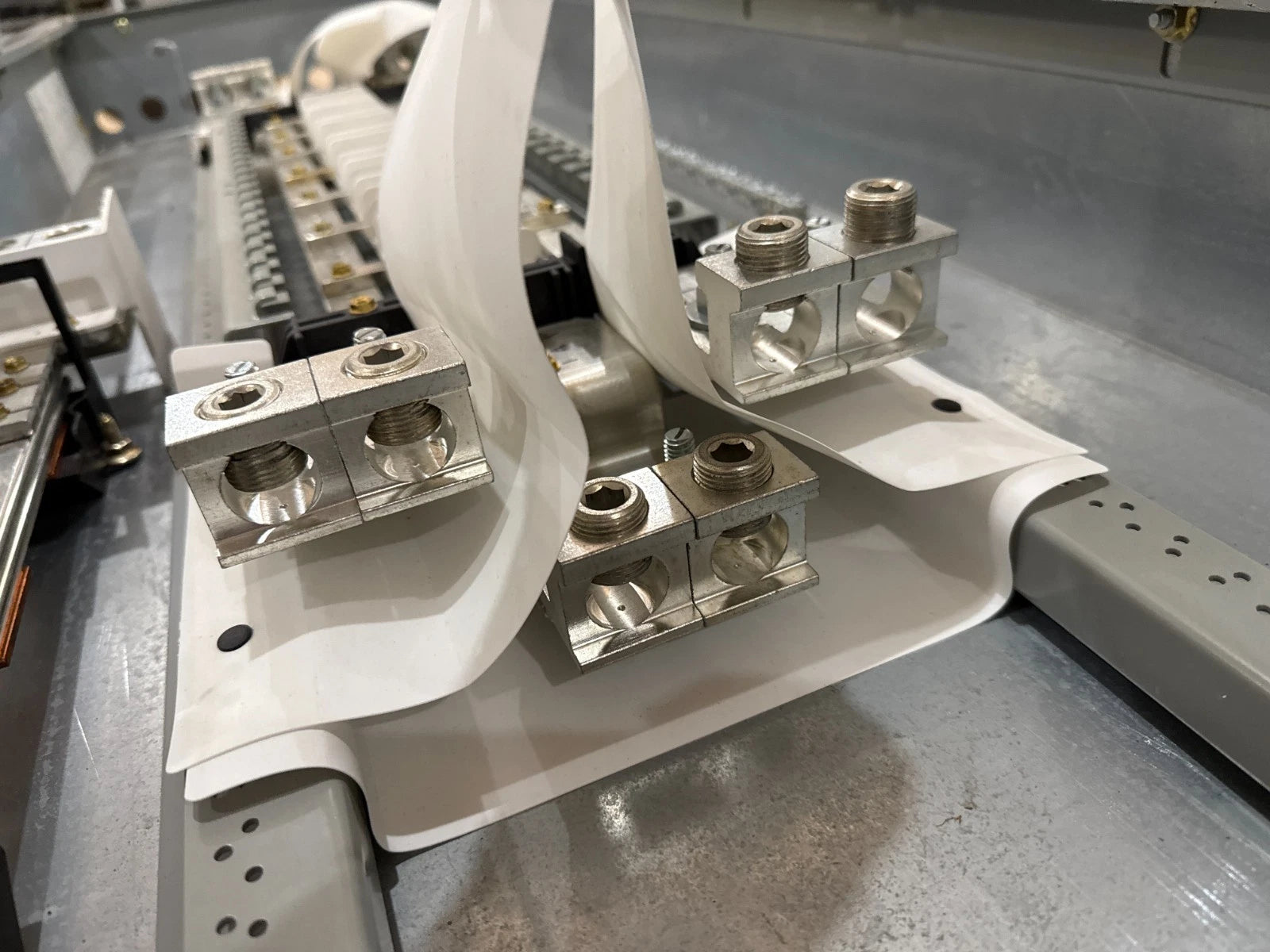 Eaton PRL1A Pow-R-Line Panelboard 400A 208/120V 3PH 4W MLO Panel 400 Amp 42 Cir Used