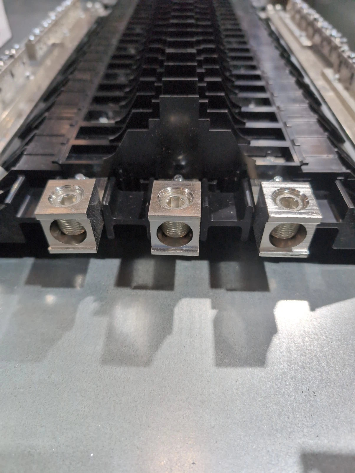 Siemens P1E42ML250ABST P1 Panelboard 250A 480/277V 3PH MLO Panel 250 Amp 42 Cir New