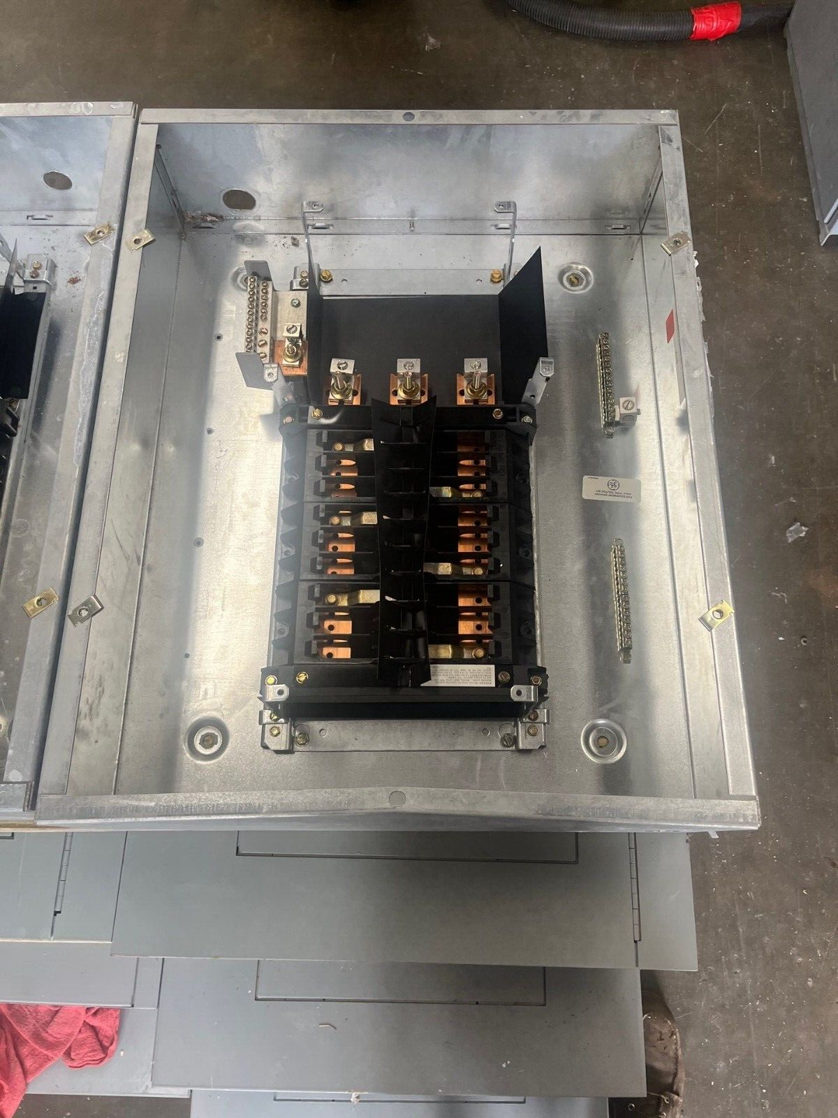 GE AEF3181MBX Panelboard 125A 480/277V 3PH 4W Indoor Encl MLO 125 Amp 18 Circuit P606 Used