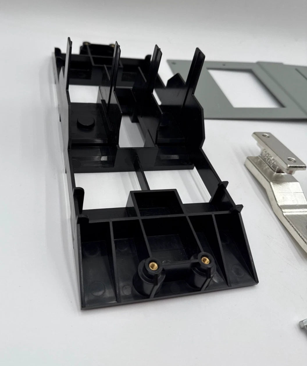 Siemens BBKVA52P3T Twin Strap Kit For P3 Panel 3VA52 Breakers 2 Pole or 3 Pole Used