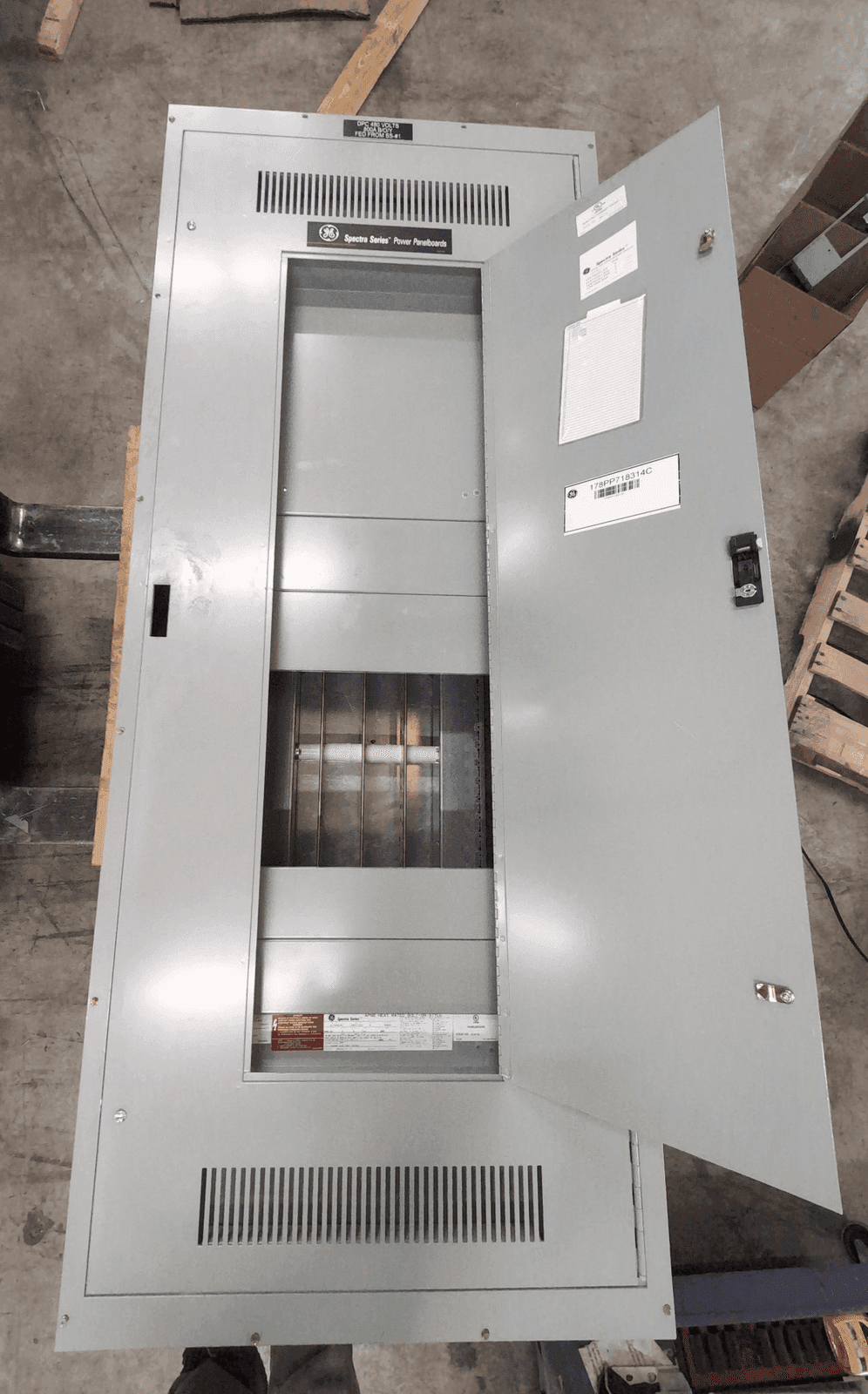 GE APNB Panelboard 800A 480Y/277V 3PH 4W MLO Panel 48 Circuits