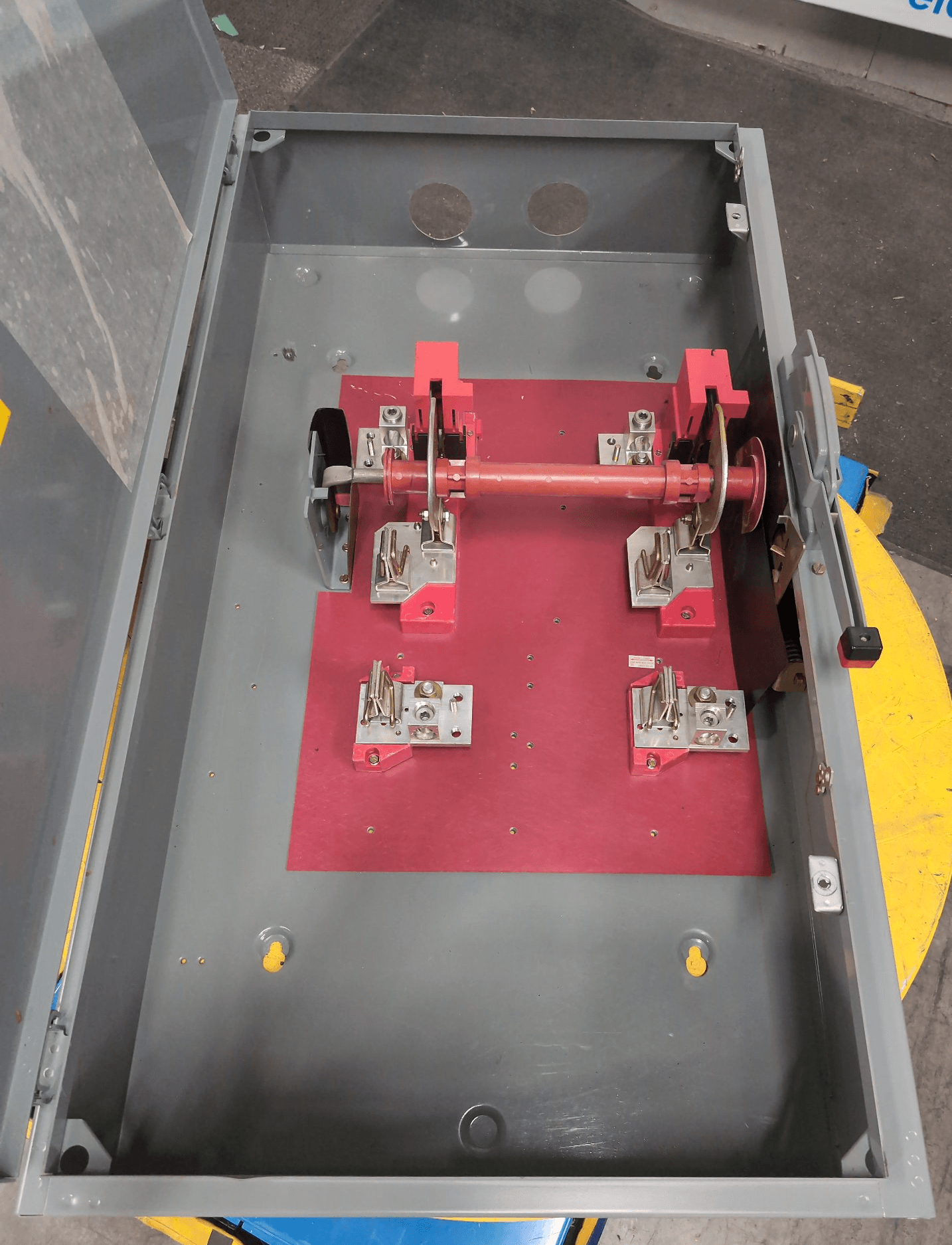 Square D H225 Safety Switch 400A 250V NEMA 1 Indoor – image 1