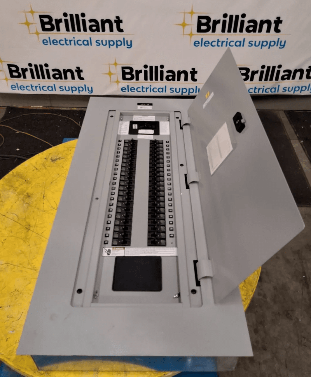 Siemens P1C42QJ225ATF NEMA 1 Panelboard 250A 208Y/120V 42 Circuits