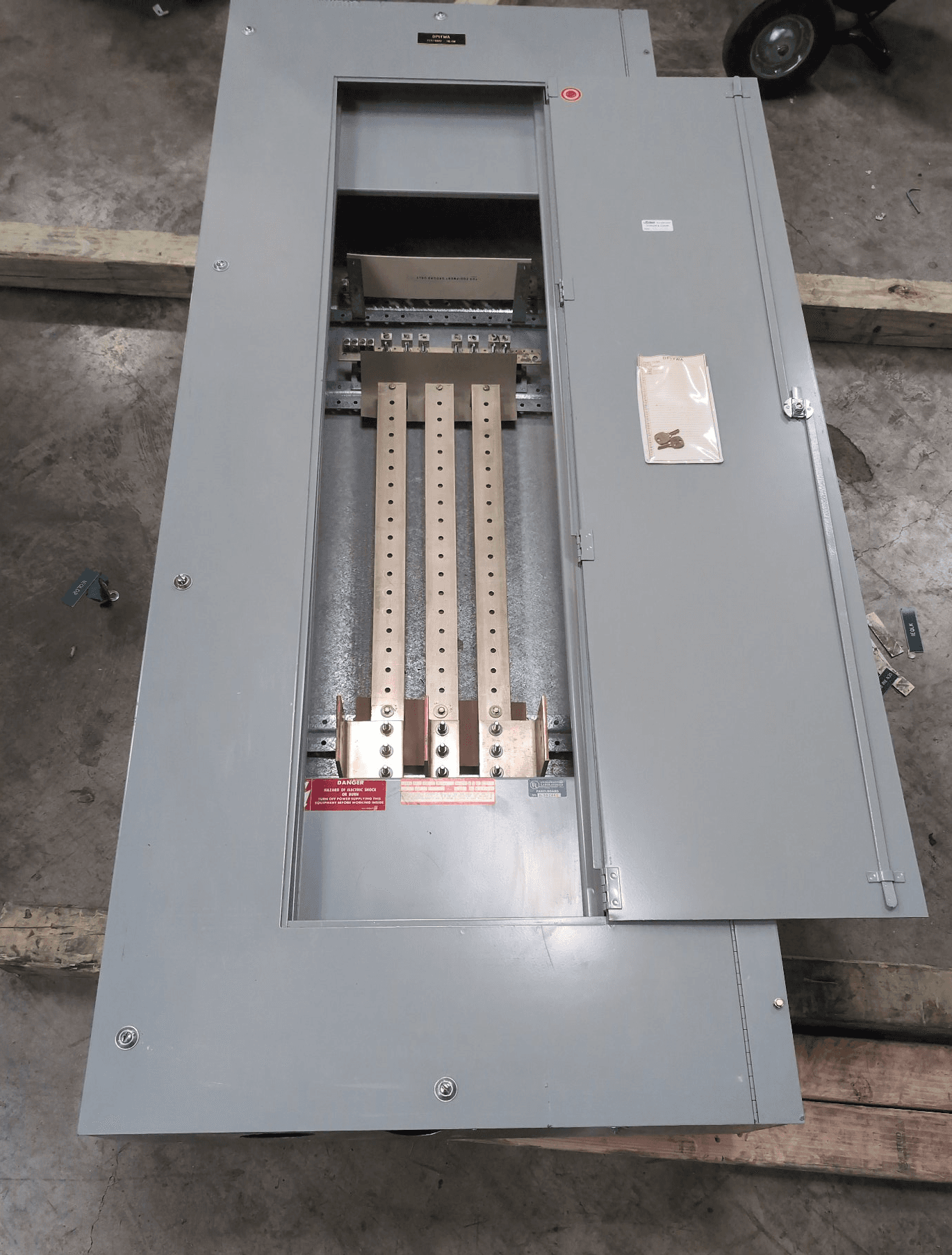 GE CCB Panelboard 600A 480/277V 36 Cir NEMA 1 – image 1