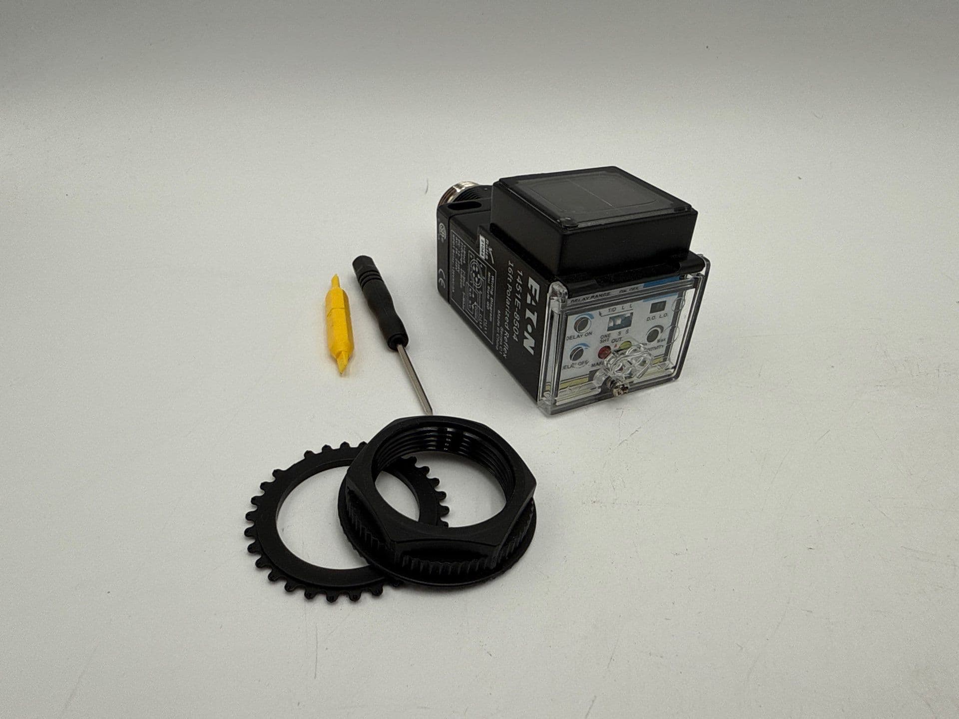 Eaton 1451E-8504 Photoelectric Sensor Polarized Reflex 24-240VAC 12-240VDC – image 1