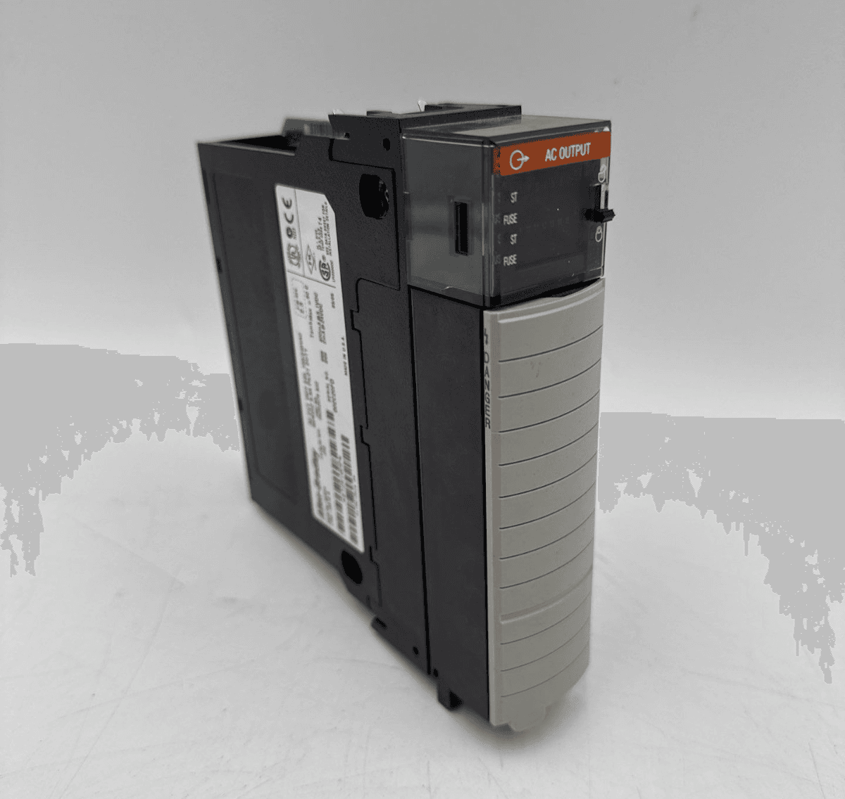 Allen-Bradley 1756-OA16 PLC — image 1 of 8