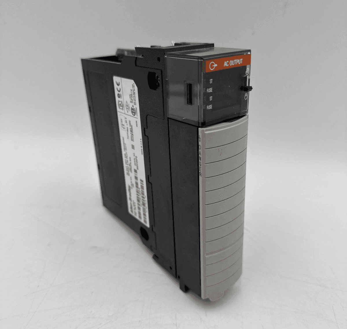 Allen-Bradley 1756-OA16 PLC — image 1 of 8