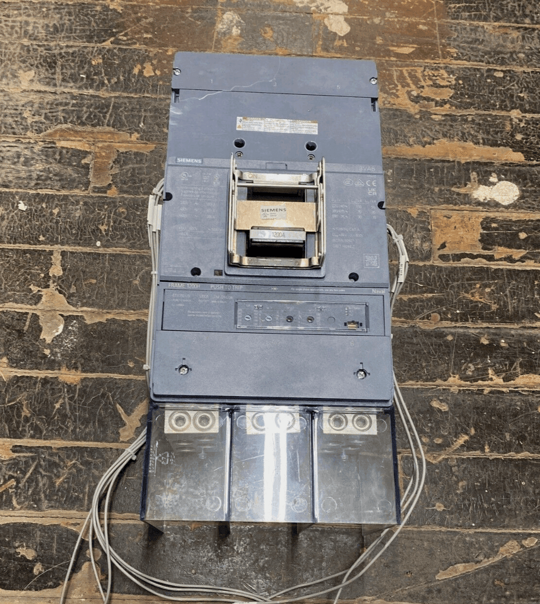 Siemens 3VA6712-6HN31-0AA0 Circuit Breaker — image 1 of 12