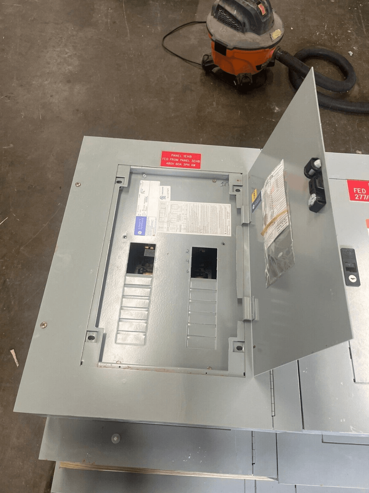 GE AEF3181MTX Panelboard 125A 480/277V 3PH 4W Indoor Encl P607 – image 1