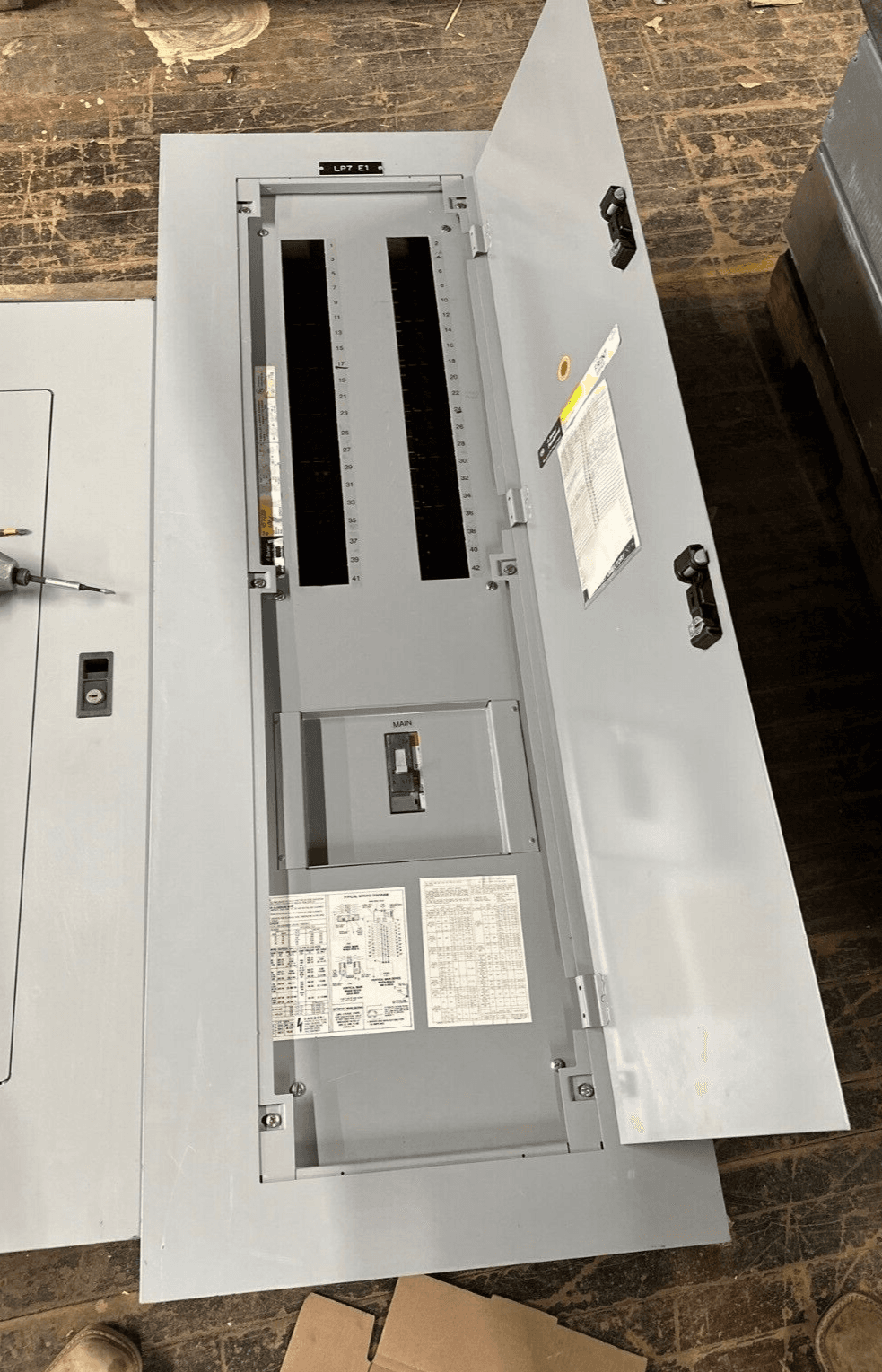 GE AEF3422DBX Panelboard 225A 480Y/277V 3PH 4W Indoor Encl 42 Circuit P043 – image 1
