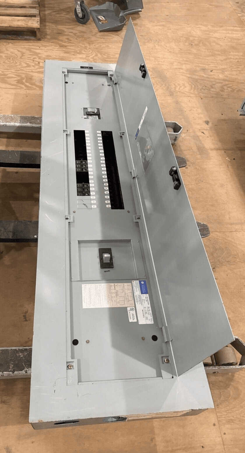 GE AEF3424KBX Panelboard 400A 208/120V 3PH 4W 42Cir Indoor Encl P240 – image 1