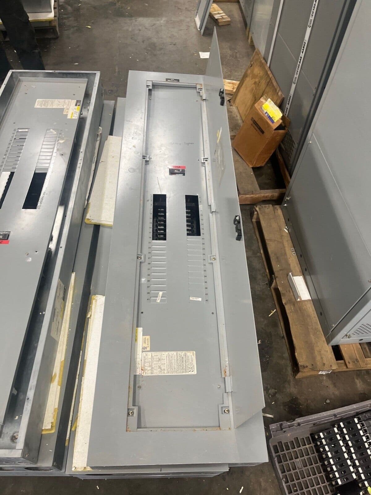 GE AEF3424MBX Panelboard 400A 480/277V 3PH 4W Indoor Encl 42Cir P582 – image 1