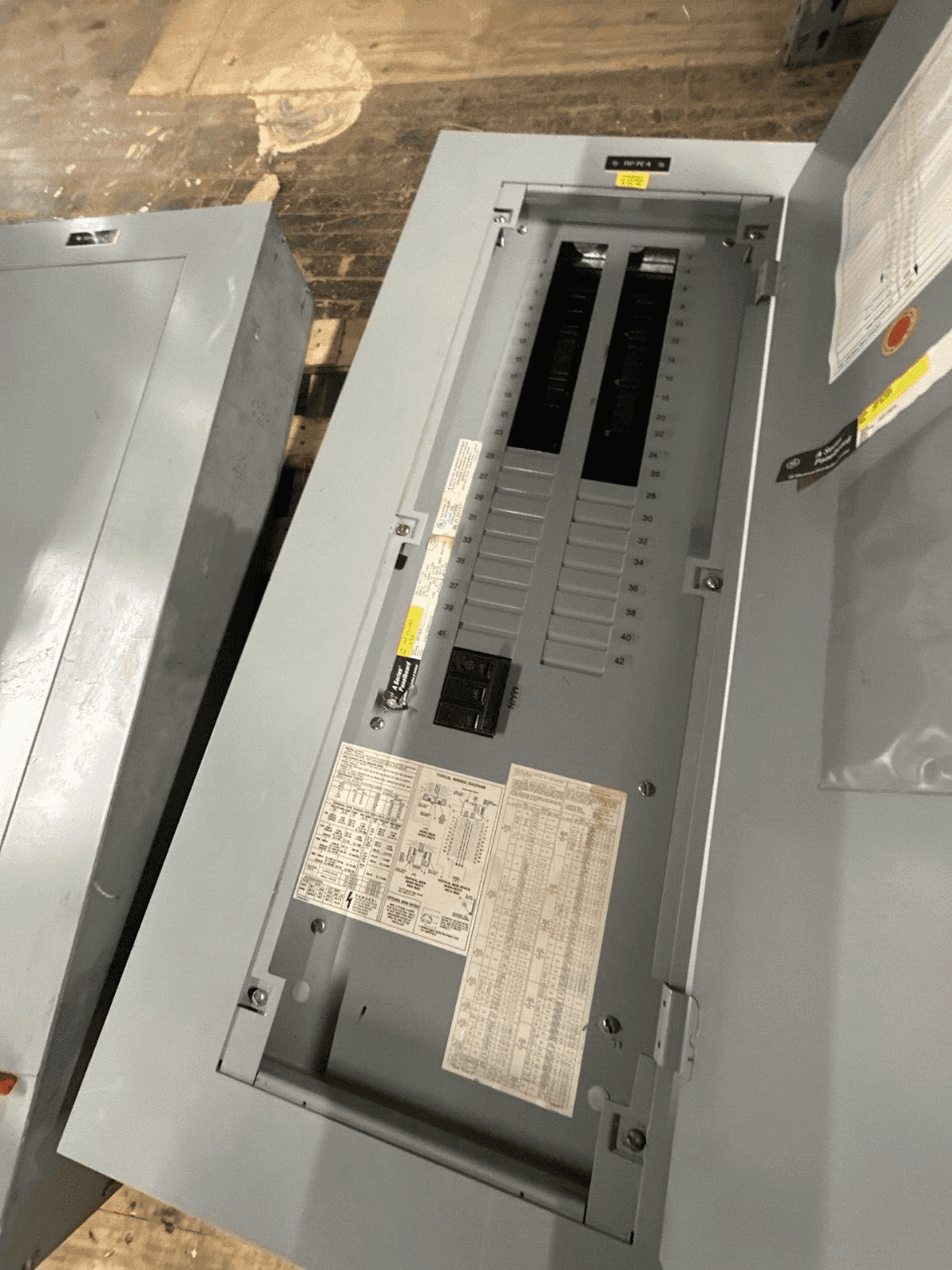 GE AQF3421ABX Panelboard 125A 208Y/120V 3PH 42 CIR Indoor Main P028