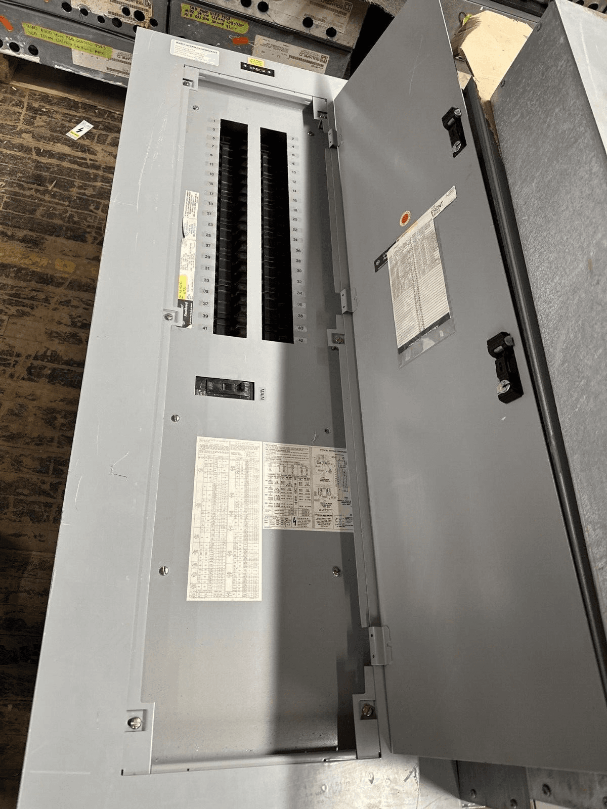GE AQF3422ABX Panelboard 225A 208Y/120V 3PH 4W Indoor Encl MCB 42 Cir P002 – image 1