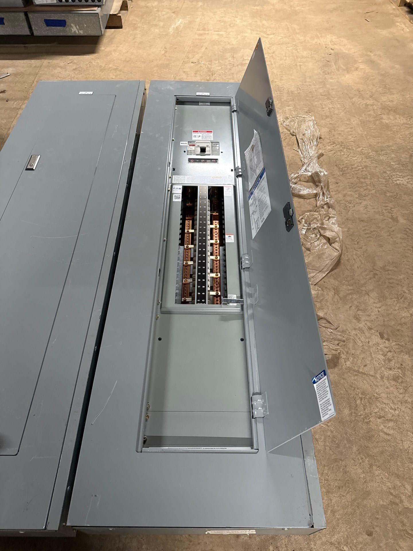 Eaton PRL1A Panelboard 300A 208/120V 3PH 4W MCB Panel 300 Amp DK3300 42 Cir – image 1