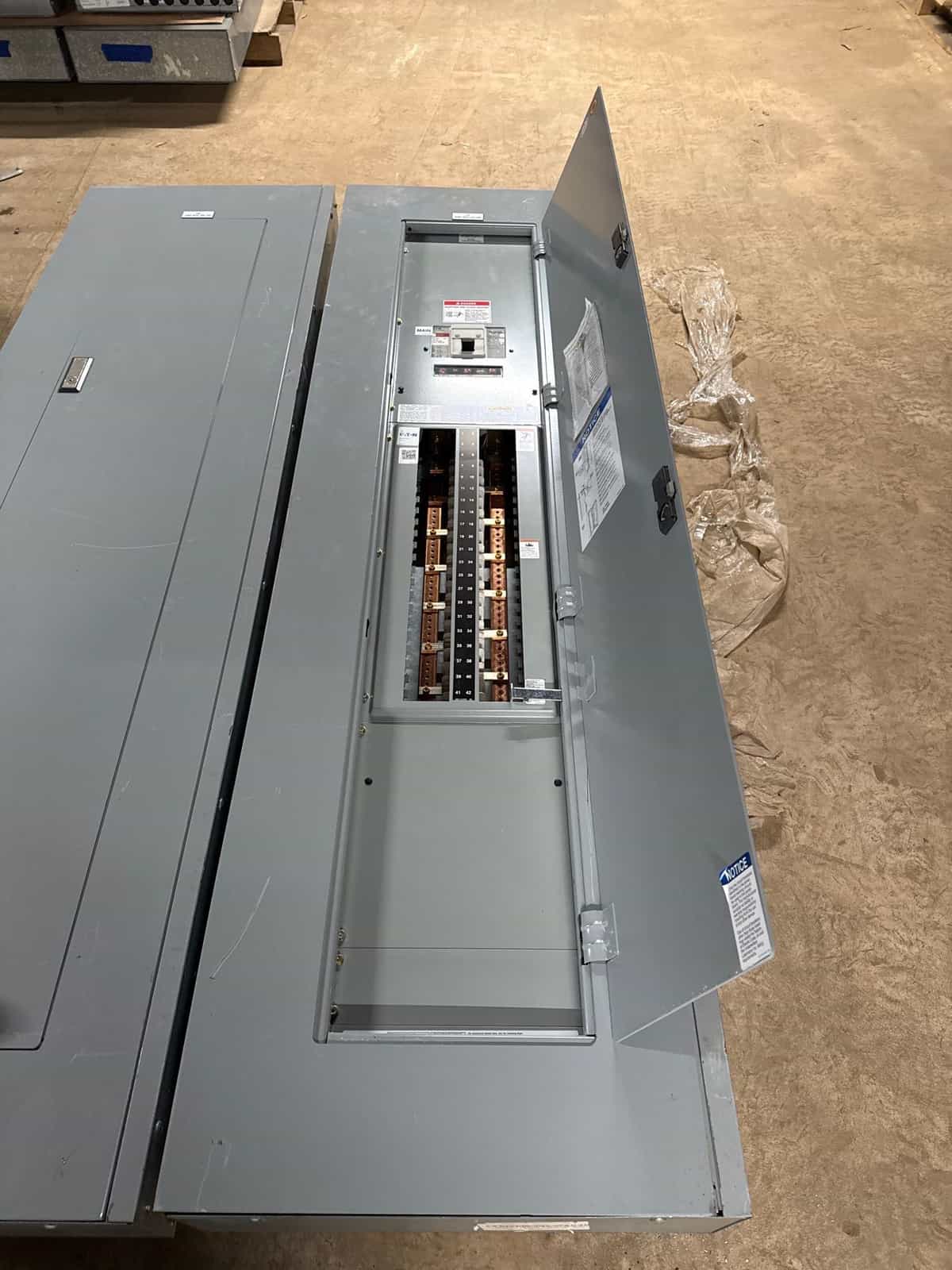 Eaton PRL1A Panelboard 300A 208/120V 3PH 4W MCB Panel 300 Amp DK3300 42 Cir