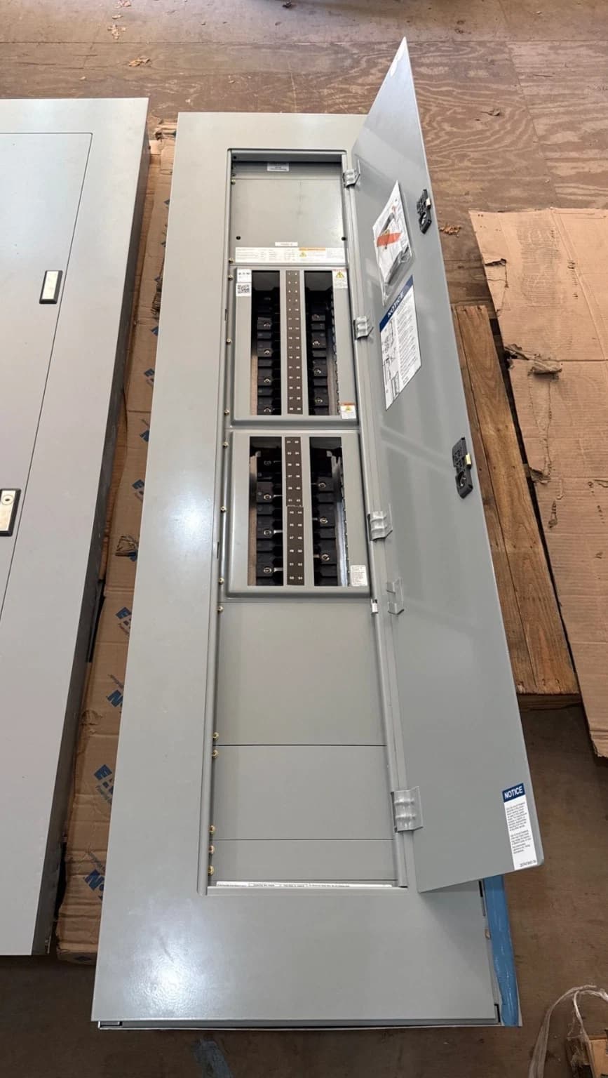 Eaton PRL2A Panelboard 600A 208/120V 3PH 4W MLO Panel 600 Amp 54Cir EZB2072R New – image 1
