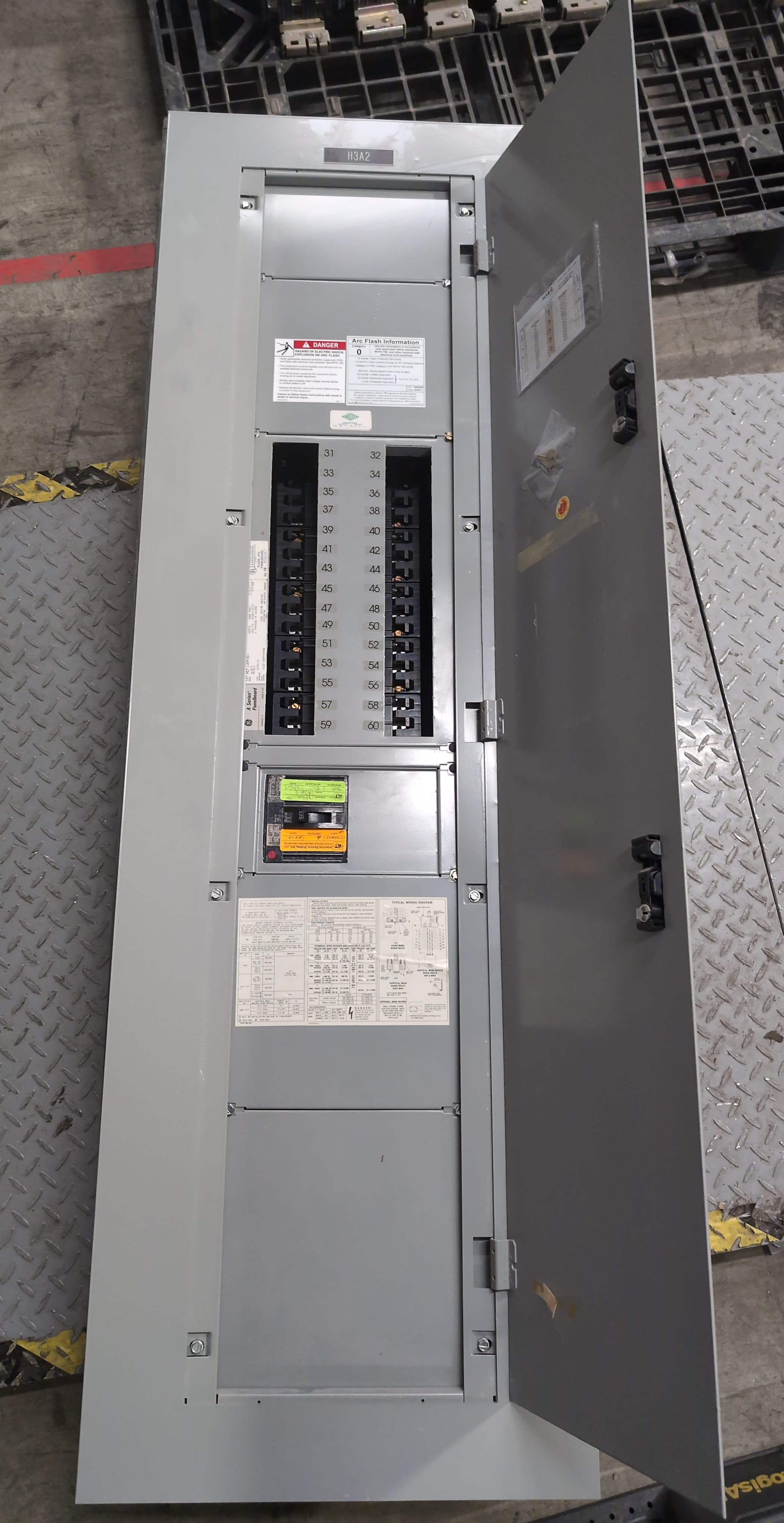GE AEF3304MBX Panelboard 400A 480/277V 3PH 4W Subfeed 125A 30 Cir MLO Panel – image 1
