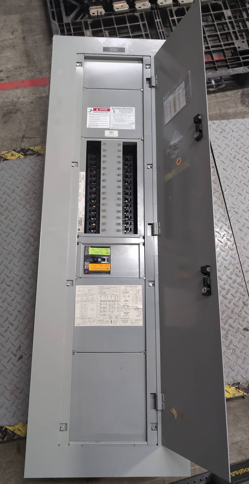 GE AEF3304MBX Panelboard 400A 480/277V 3PH 4W Subfeed 125A 30 Cir MLO Panel
