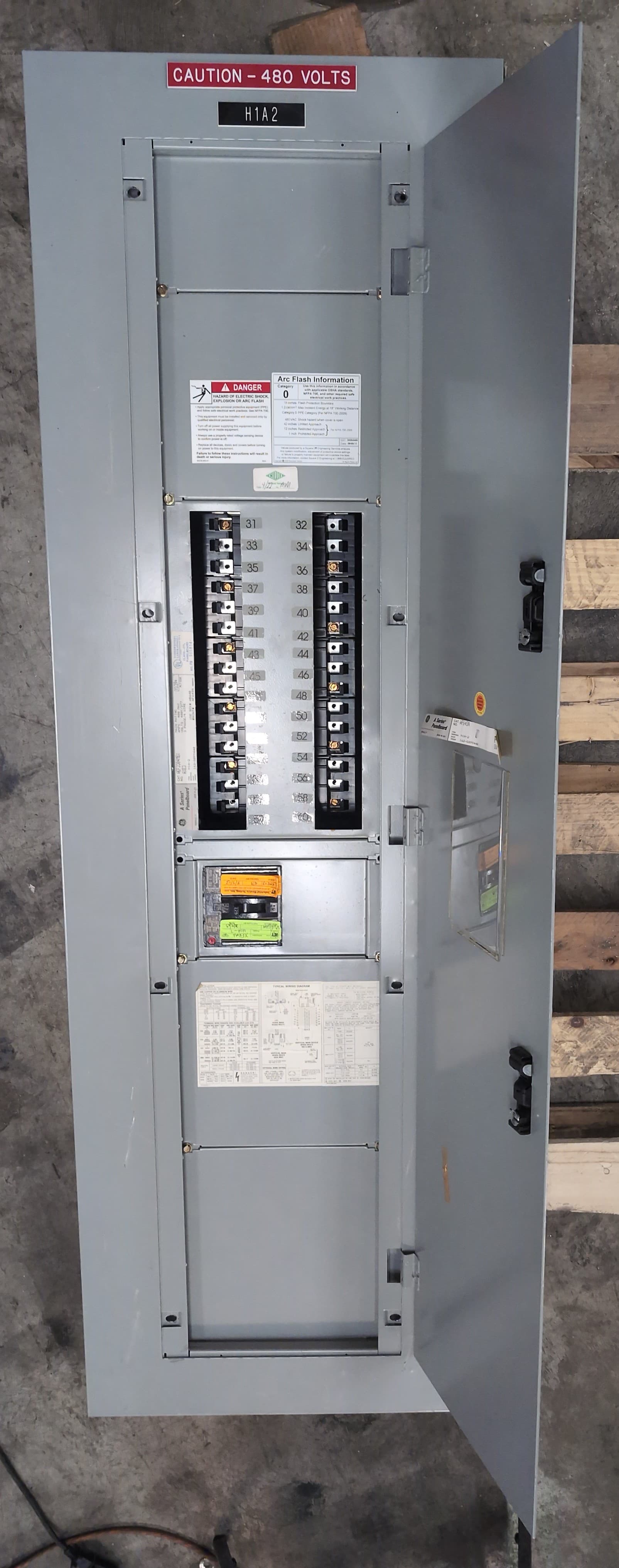 GE AEF3304MBX Panelboard 400A 480/277V 3PH 4W 30 Cir MLO Panel Sub 125Amp NEMA1