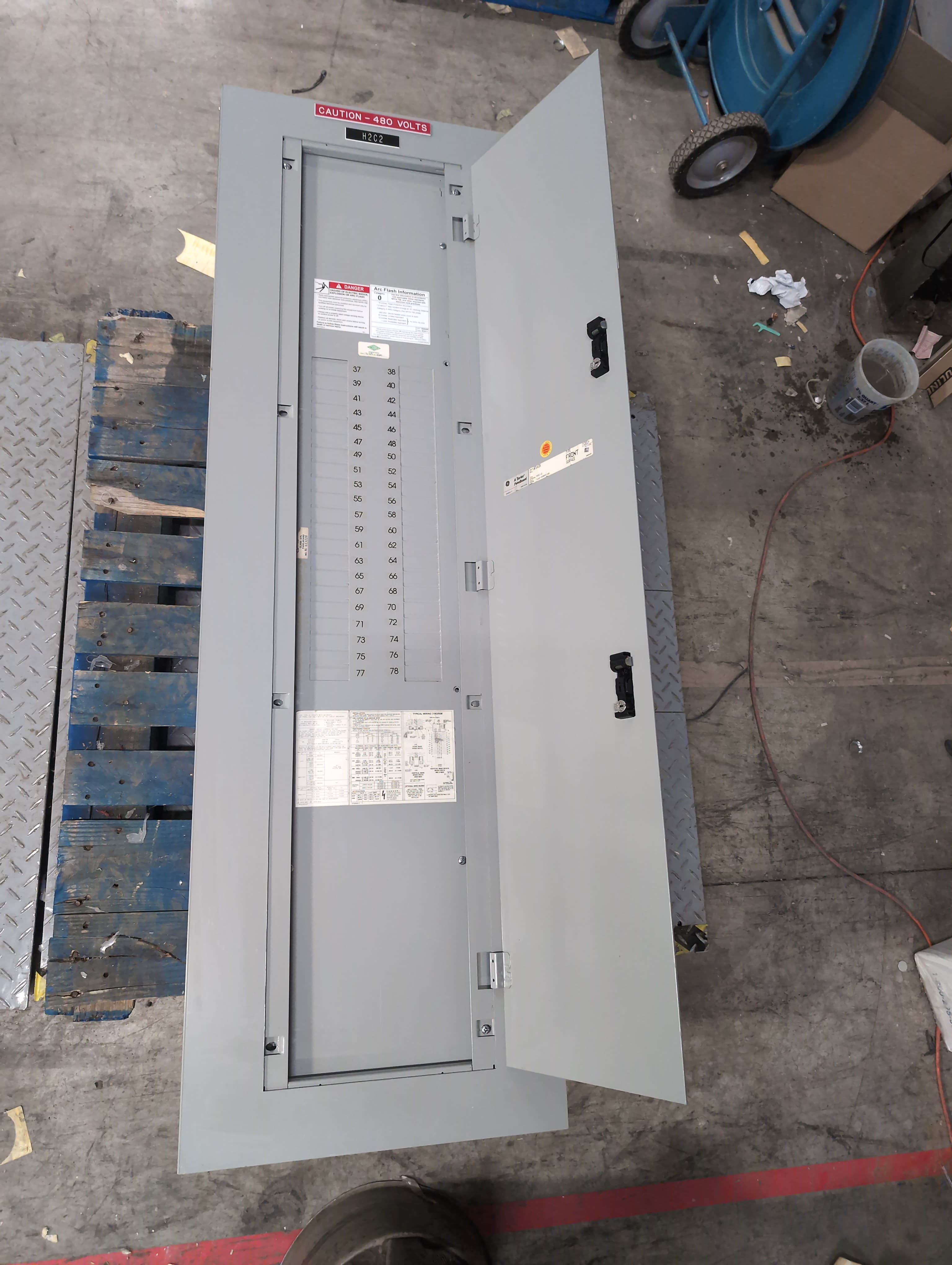 GE AEF3424 Panelboard 400A 480/277V 3PH 4W 42 Cir MLO Panel 400 Amp Indoor – image 1
