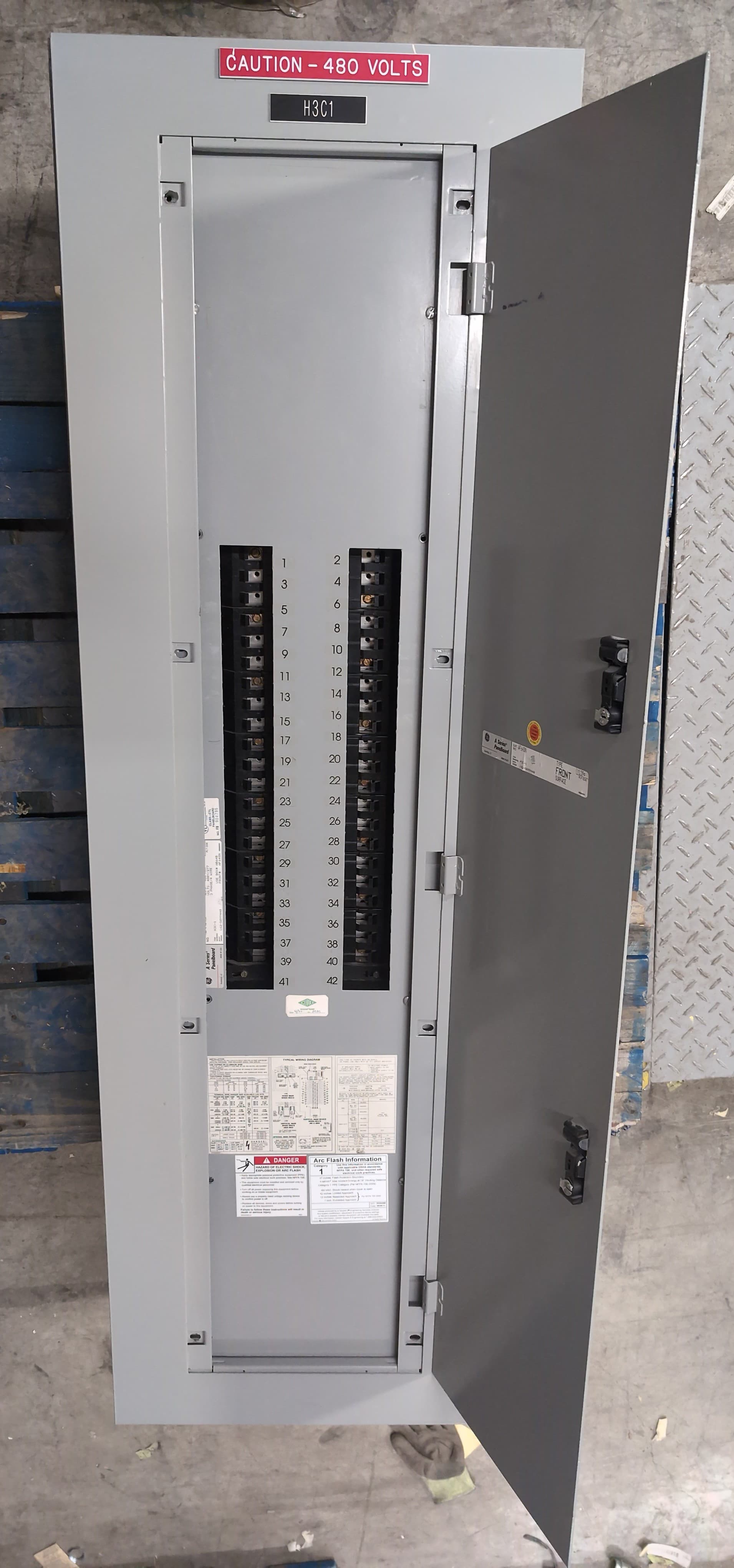 GE AEF3424SB Panelboard 400A 480/277V 3PH 4W 42 Cir MLO Panel 400 Amp Indoor