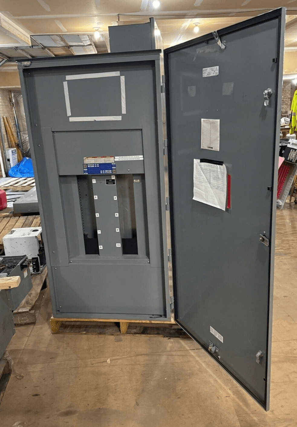 Square D HCM I-Line Panelboard 225A 480V 3PH 3W MCB 30 Circuit P611 – image 1