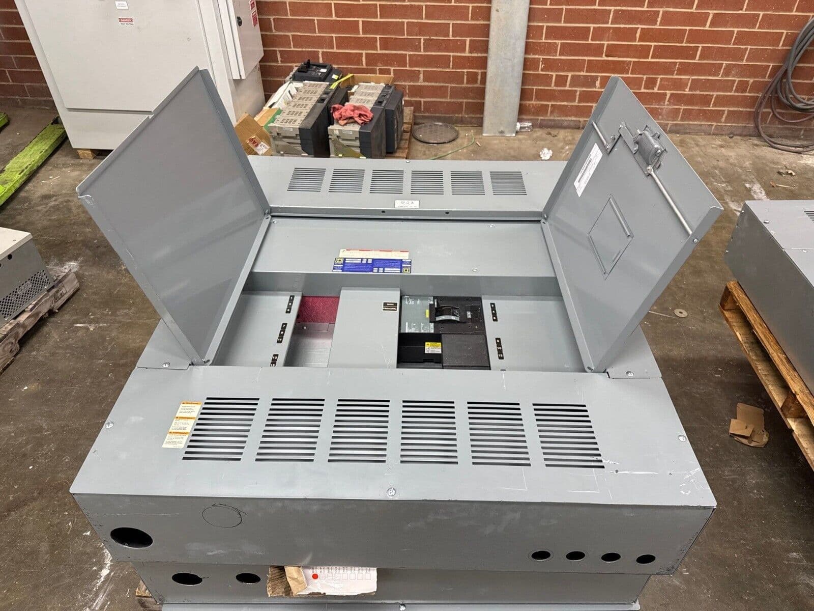 Square D I-Line Panelboard 300A 208/120V 3PH 4W 18 Cir Indoor Encl P438 – image 1