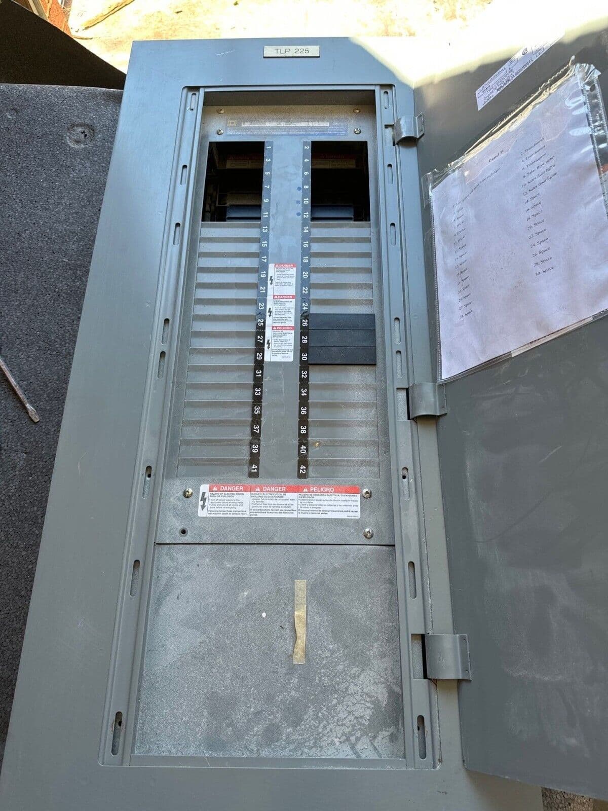 Square D NF Panelboard 250A 600V 3PH 4W MLO 42 Cir Main Lug Indoor P327 – image 1