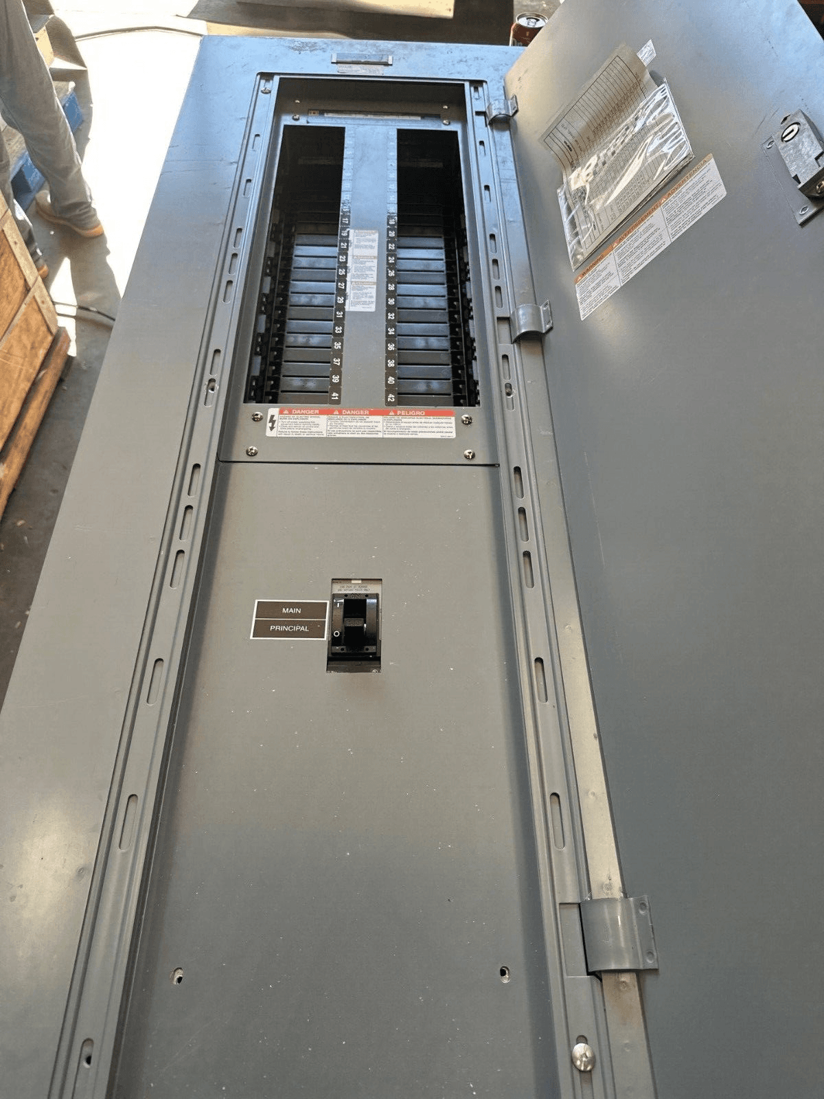 Square D NF Panelboard 250A 600Y/347V 3PH 4W 42 Circuit Indoor Encl P329 – image 1