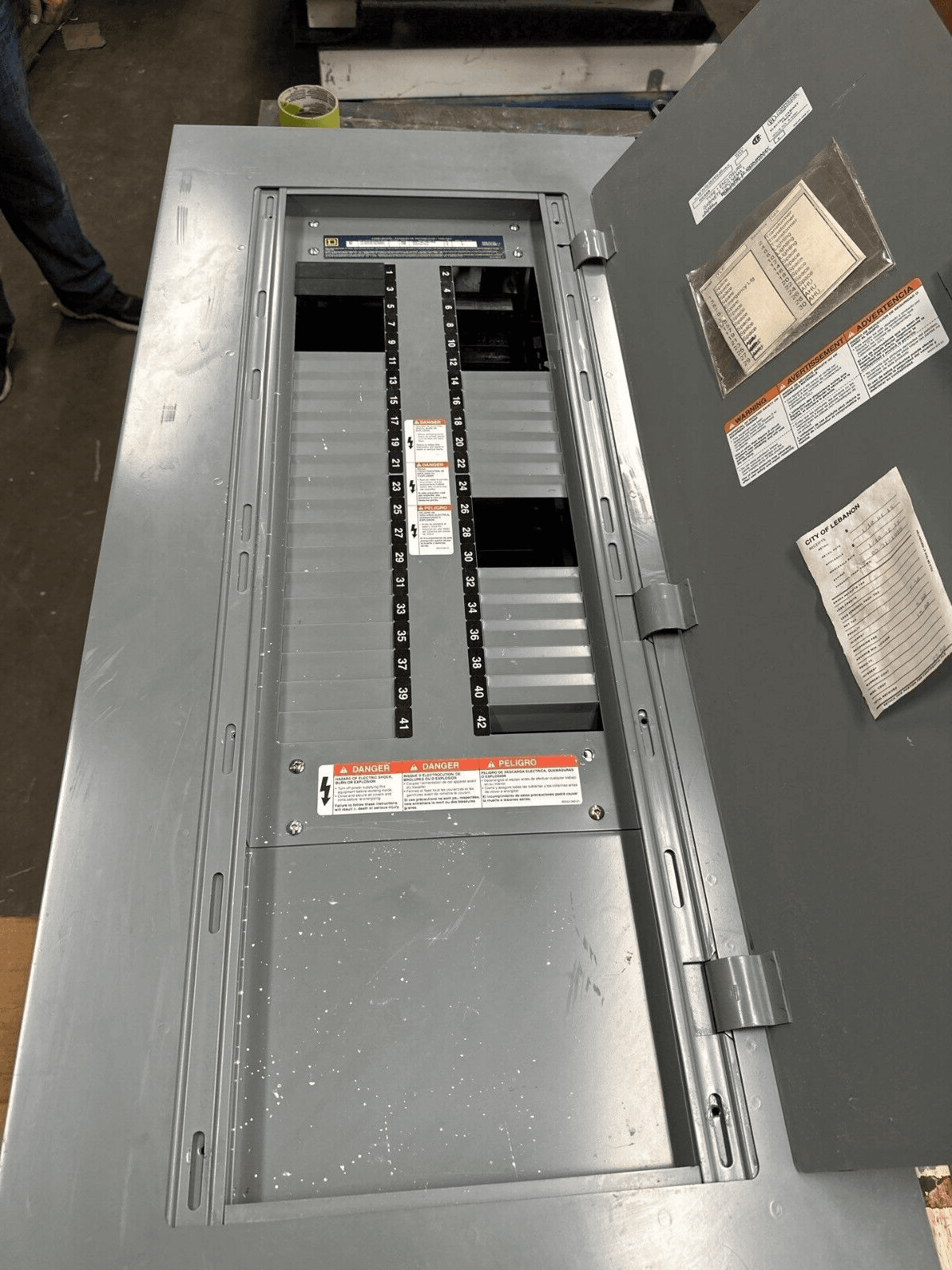 Square D NF Panelboard 250A 600Y/347V 3PH 4W 42 Circuit Indoor Encl P354 – image 1