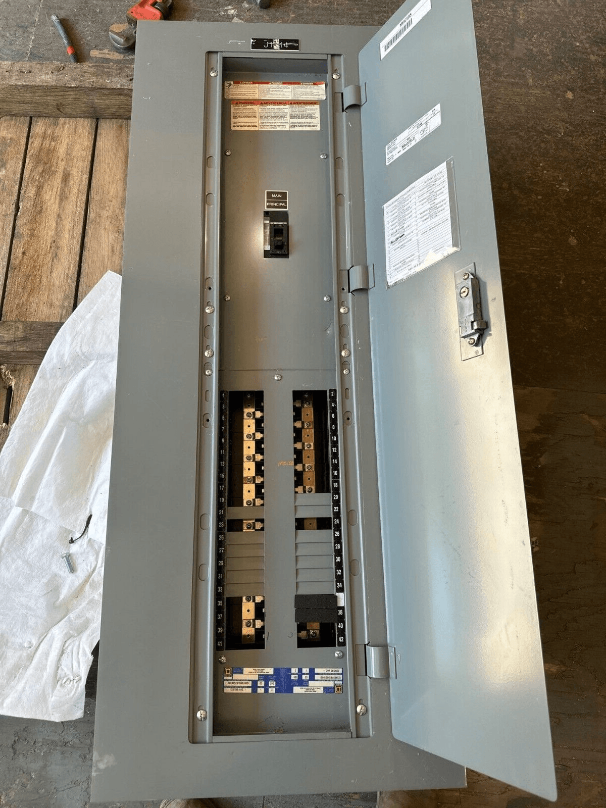 Square D NQOD Panelboard 200A 120/240V 1PH 3W 42 Cir Indoor Encl P533 – image 1