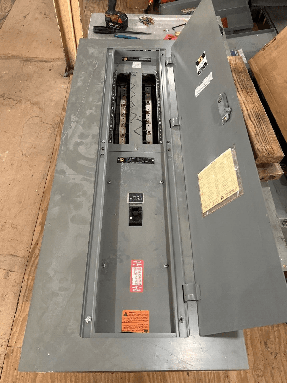 Square D Panelboard 250A 208/120V 3PH 4W 42 Circuit Indoor Encl P625 – image 1