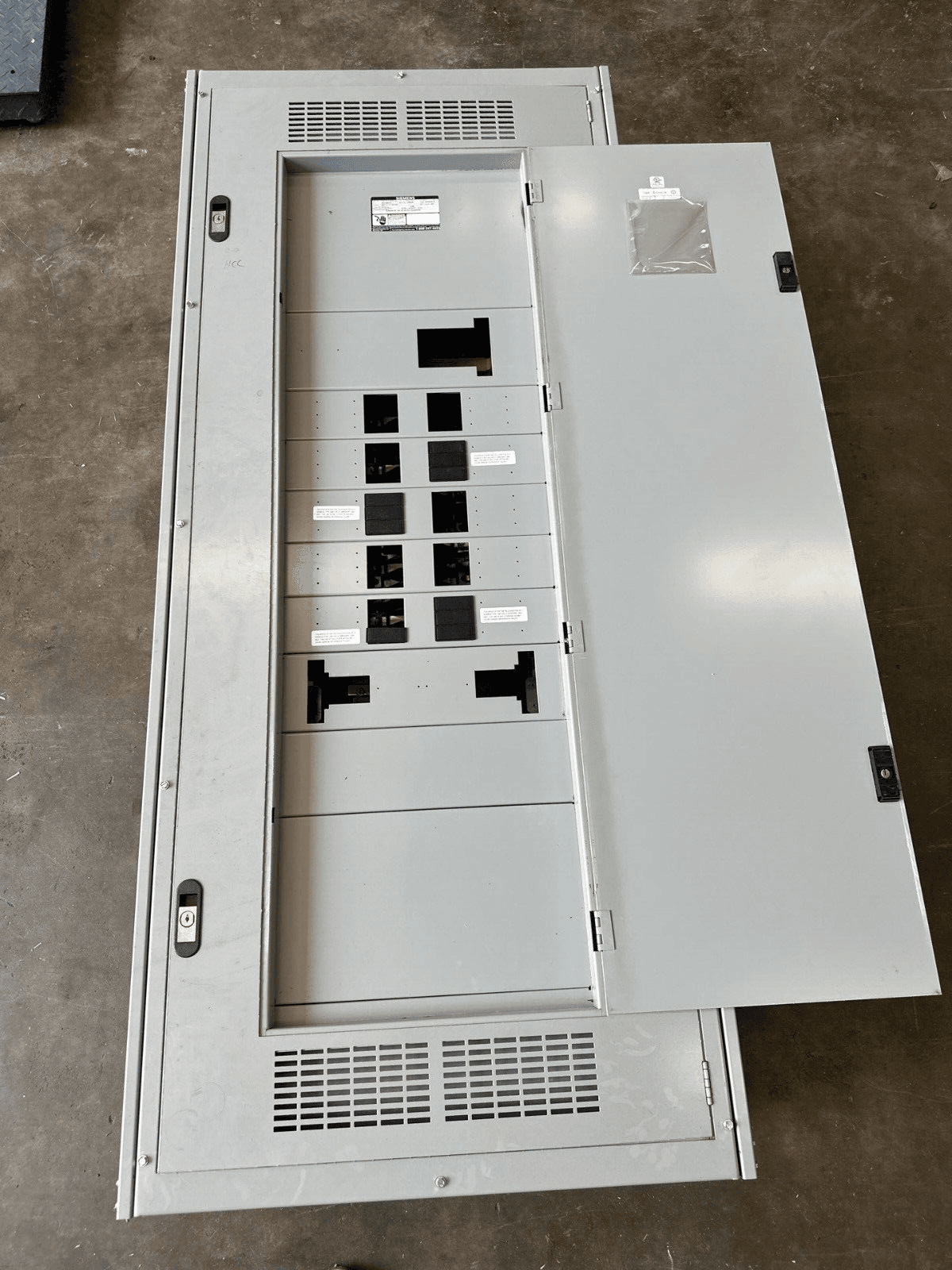 Siemens P4E75J1400ETS P4 Panelboard 400A 480/277V 3PH 4W 30 Cir Indoor Encl P025 – image 1