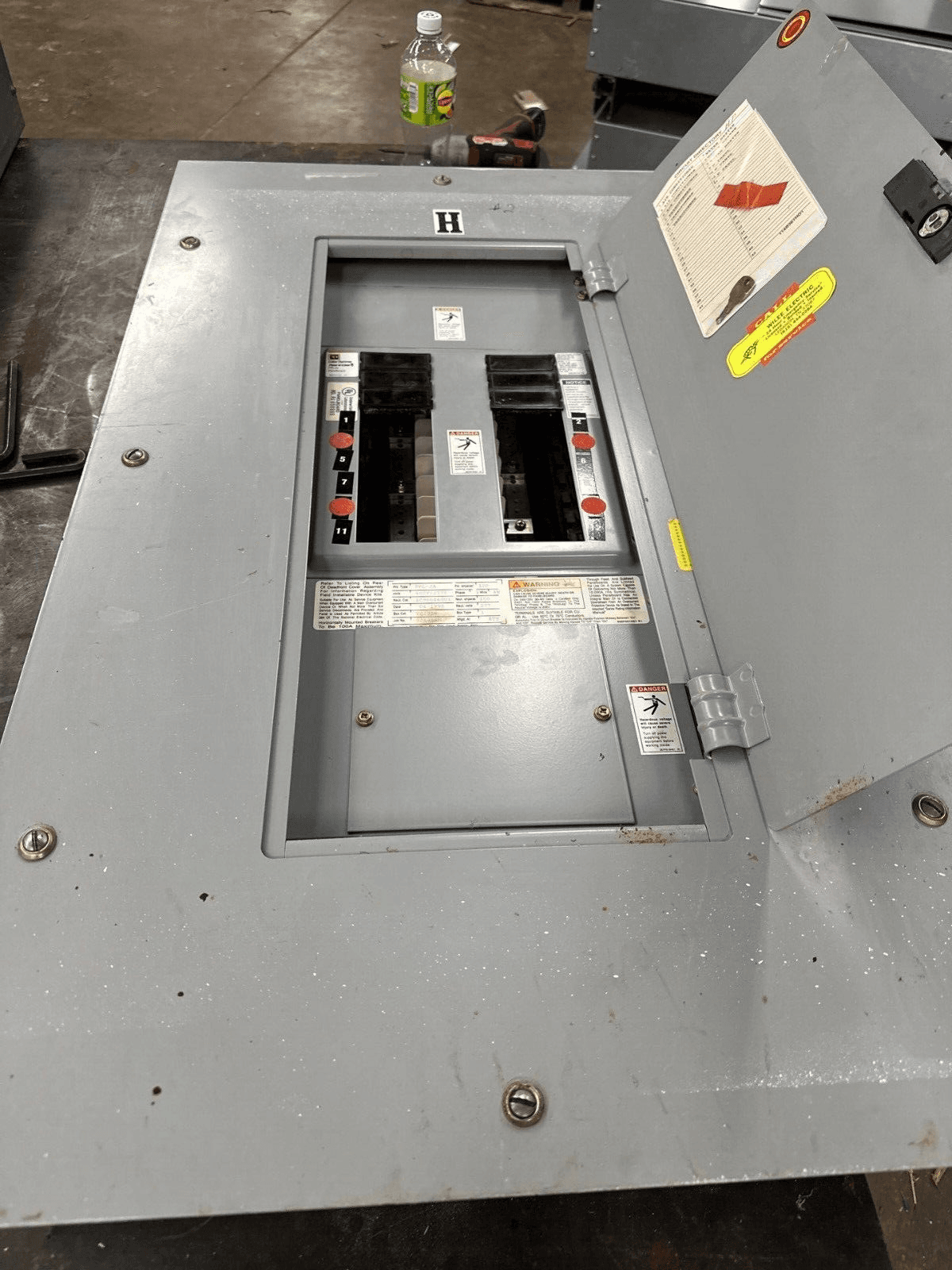 CUTLER HAMMER PRL-2A Panelboard 100A 480/277V 3PH 4W MLO 18CIR NEMA 1 w Key – image 1